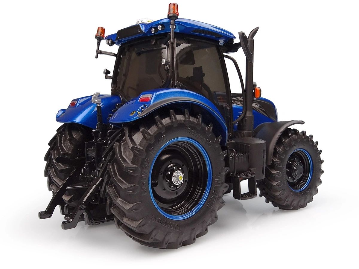 Universal Hobbies New Holland T7.225 Basildon 2 Millionth Tractor BOXED 1:32 scale UH6744 Image 7