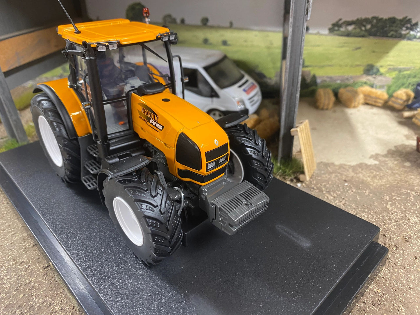 Universal Hobbies Renault 816RZ Tractor BOXED 1:32 scale UH6329 Image 3