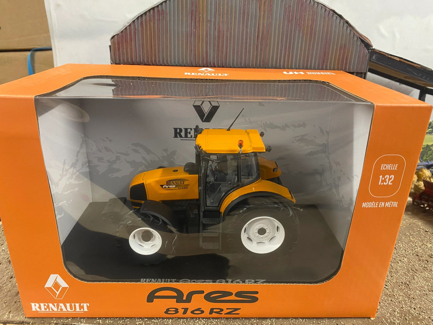 Universal Hobbies Renault 816RZ Tractor BOXED 1:32 scale UH6329 Image 6