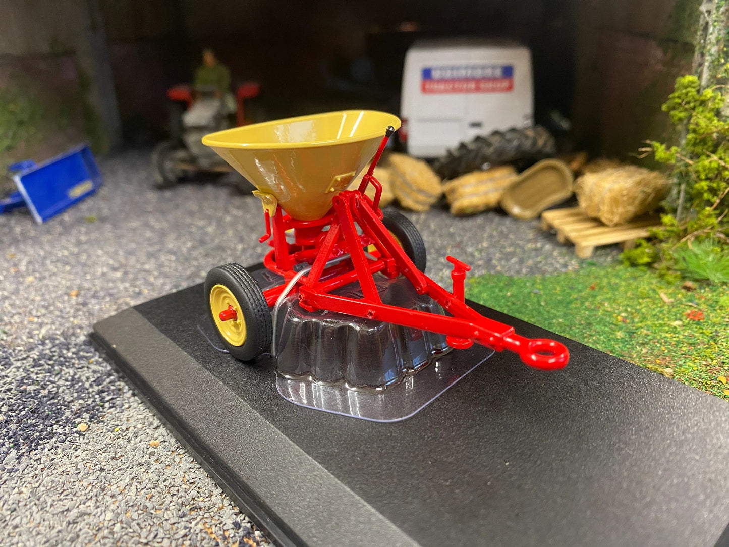 Universal Hobbies Vicon B75 Fertiliser Spreader 1:32 BOXED Image 3