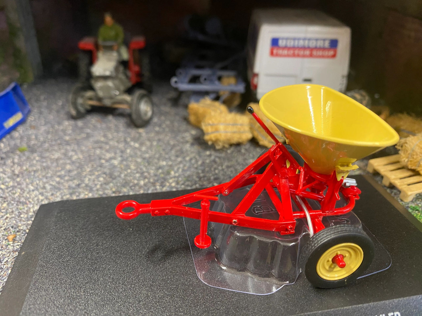 Universal Hobbies Vicon B75 Fertiliser Spreader 1:32 BOXED Image 5