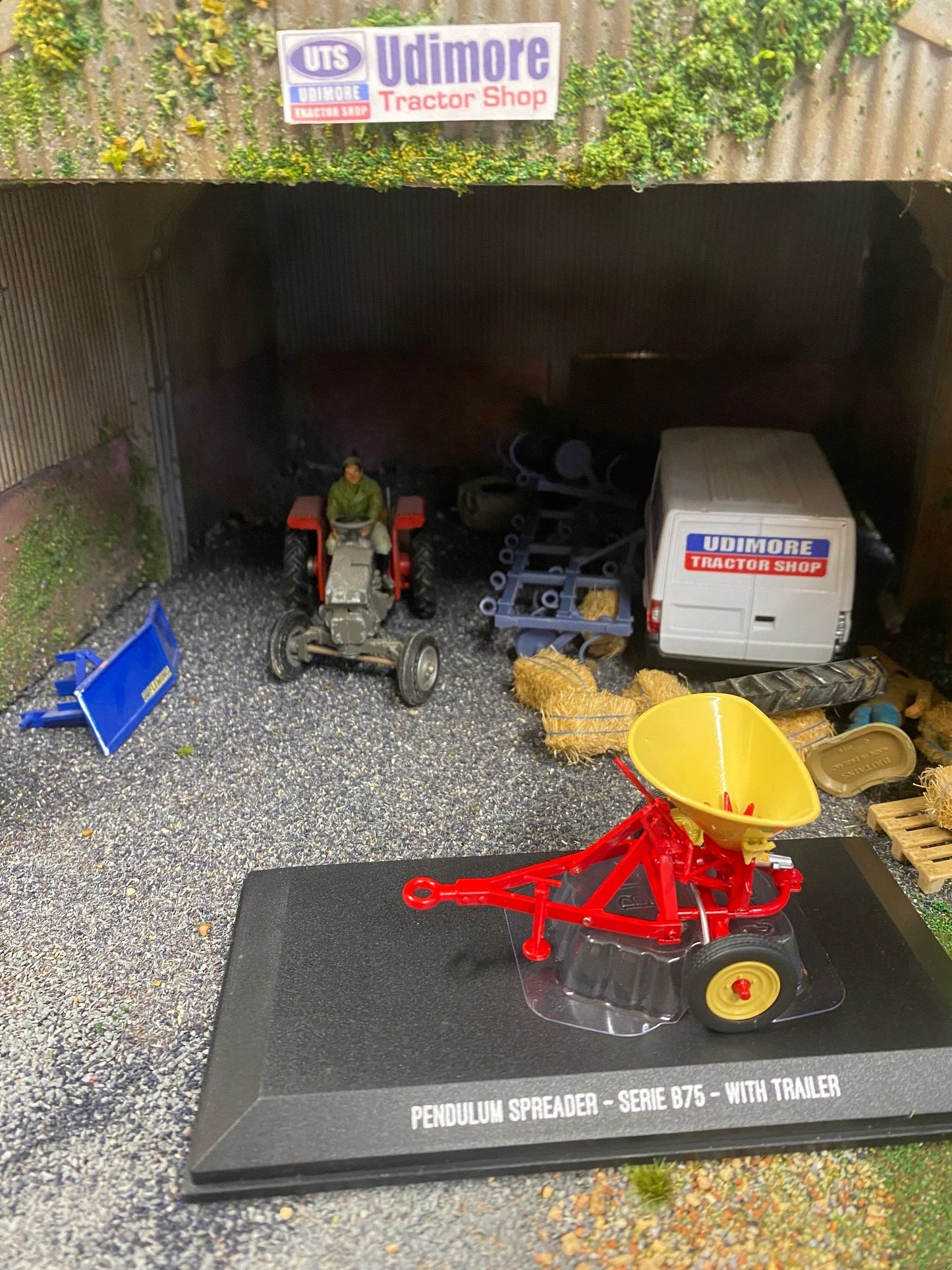 Universal Hobbies Vicon B75 Fertiliser Spreader 1:32 BOXED Image 6