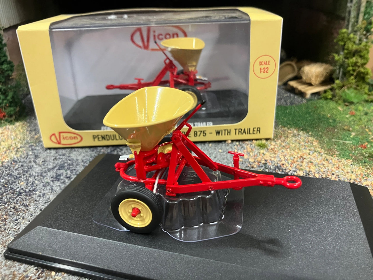 Universal Hobbies Vicon B75 Fertiliser Spreader 1:32 BOXED Image 7