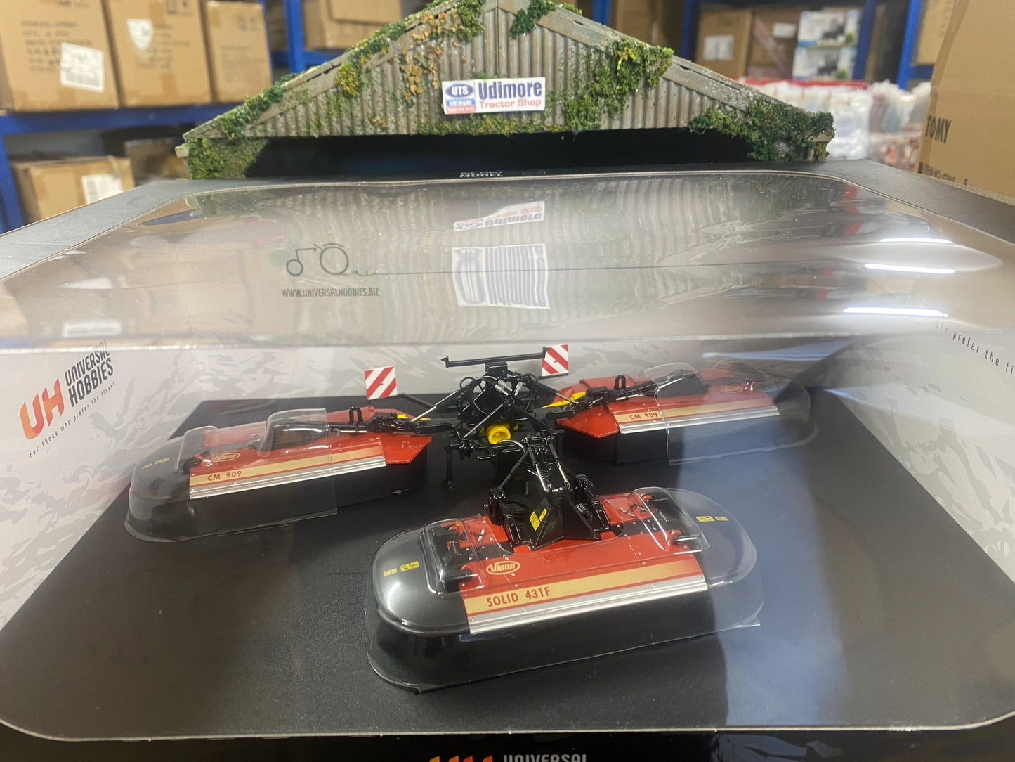 Universal Hobbies Vicon Solid 431F CM909 triple mowers BOXED 1:32 scale UH2903 Image