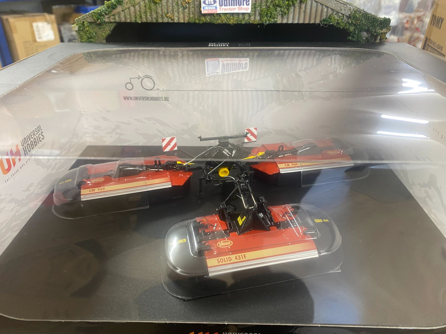 Universal Hobbies Vicon Solid 431F CM909 triple mowers BOXED 1:32 scale UH2903 Image 2