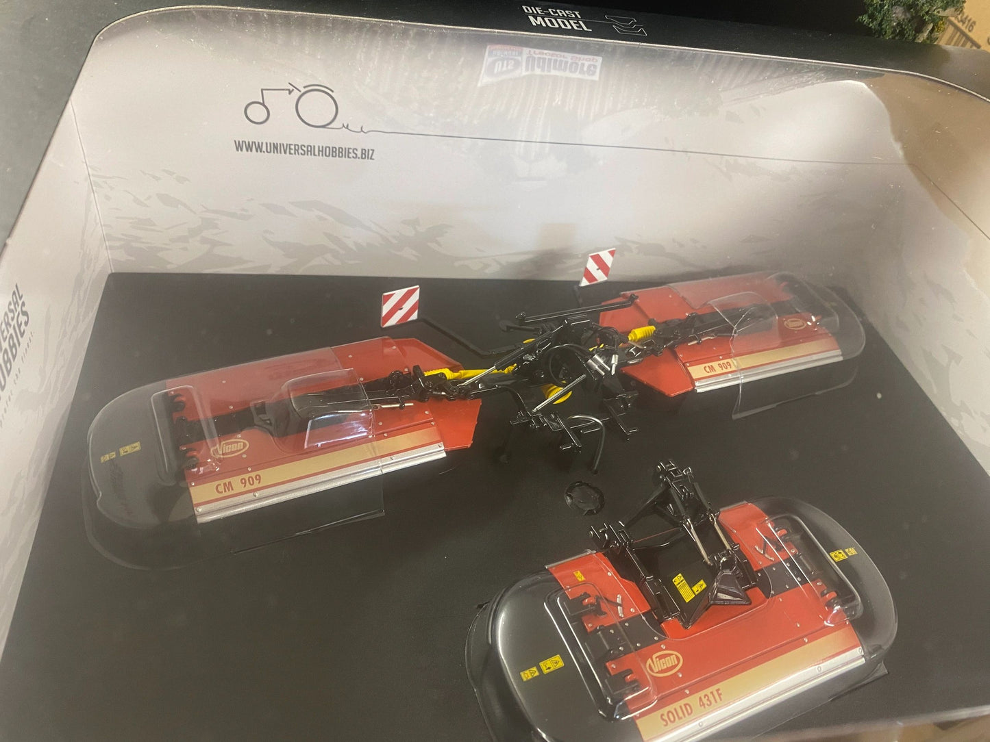 Universal Hobbies Vicon Solid 431F CM909 triple mowers BOXED 1:32 scale UH2903 Image 3