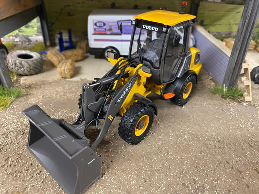 Volvo L25 Compact Wheel Loader 1:32 scale AT Collections Image 2