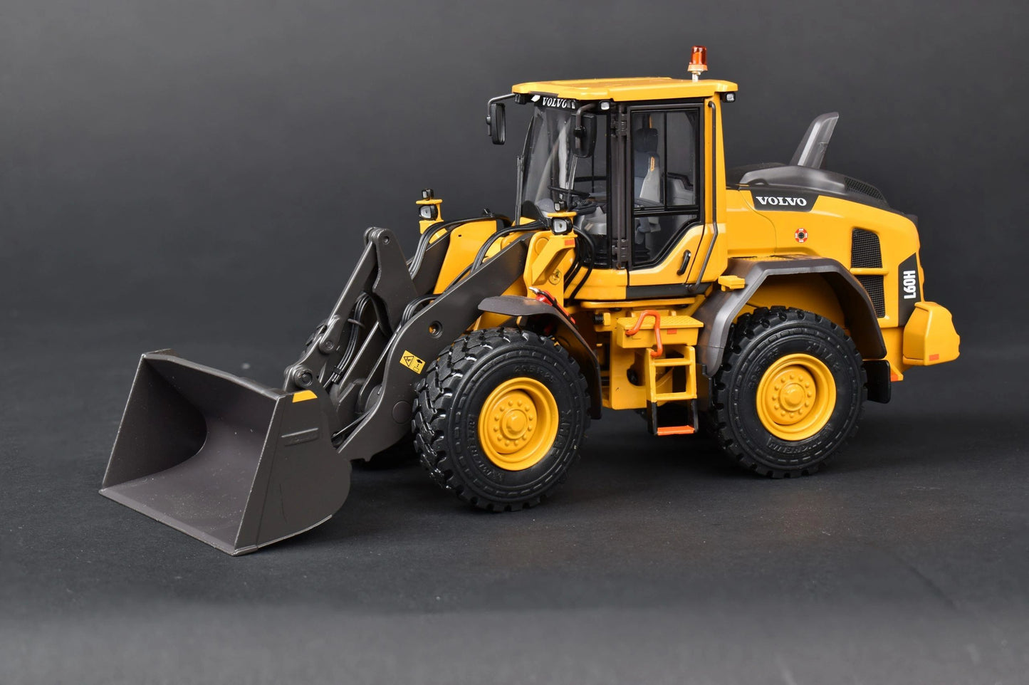 Volvo L60H Shovel Wheel Loader Charger 1:32 scale AT Collections Image