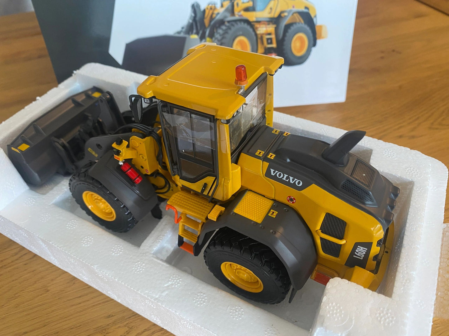 Volvo L60H Shovel Wheel Loader Charger 1:32 scale AT Collections Image 4