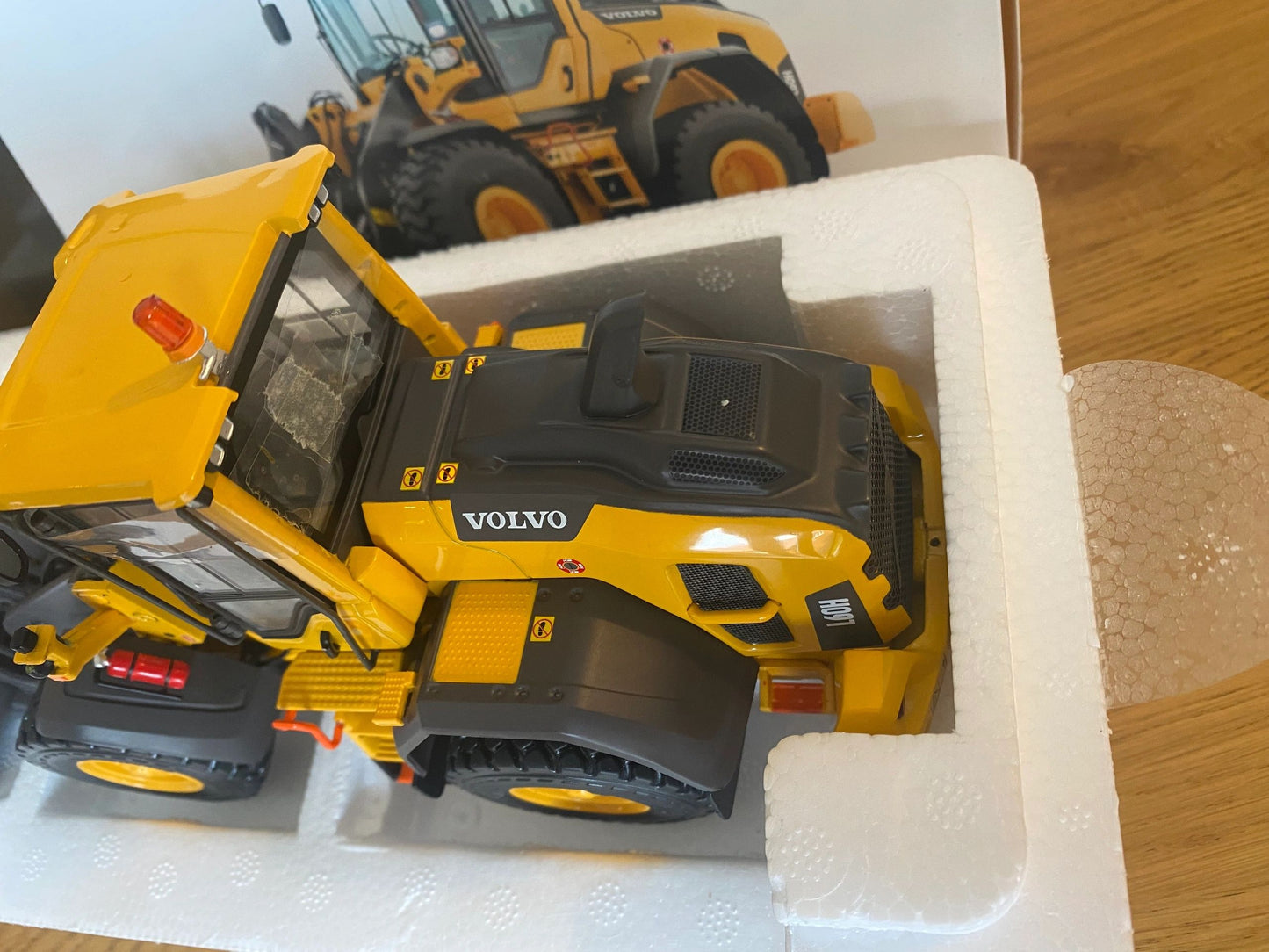 Volvo L60H Shovel Wheel Loader Charger 1:32 scale AT Collections Image 5