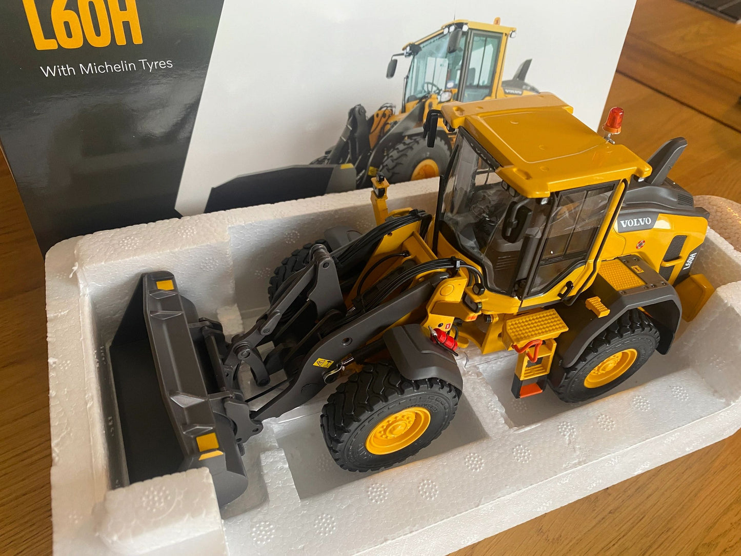 Volvo L60H Shovel Wheel Loader Charger 1:32 scale AT Collections Image 6