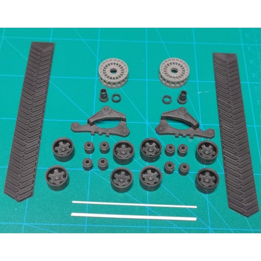 01314-B Set of 2 x White wheeled Tracks Tractor or Combine wheels Undercarriage Artisan32 farm machinery 1:32 scale