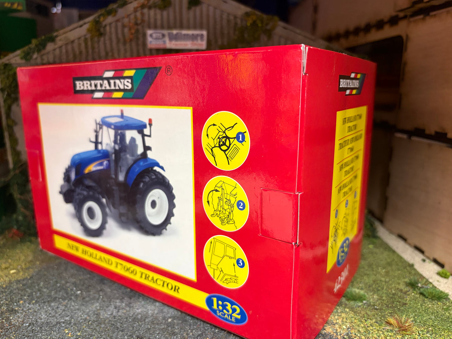 Vintage Britains New Holland T7060 Tractor 42301 Original New Holland Box Obsolete 1:32 Scale