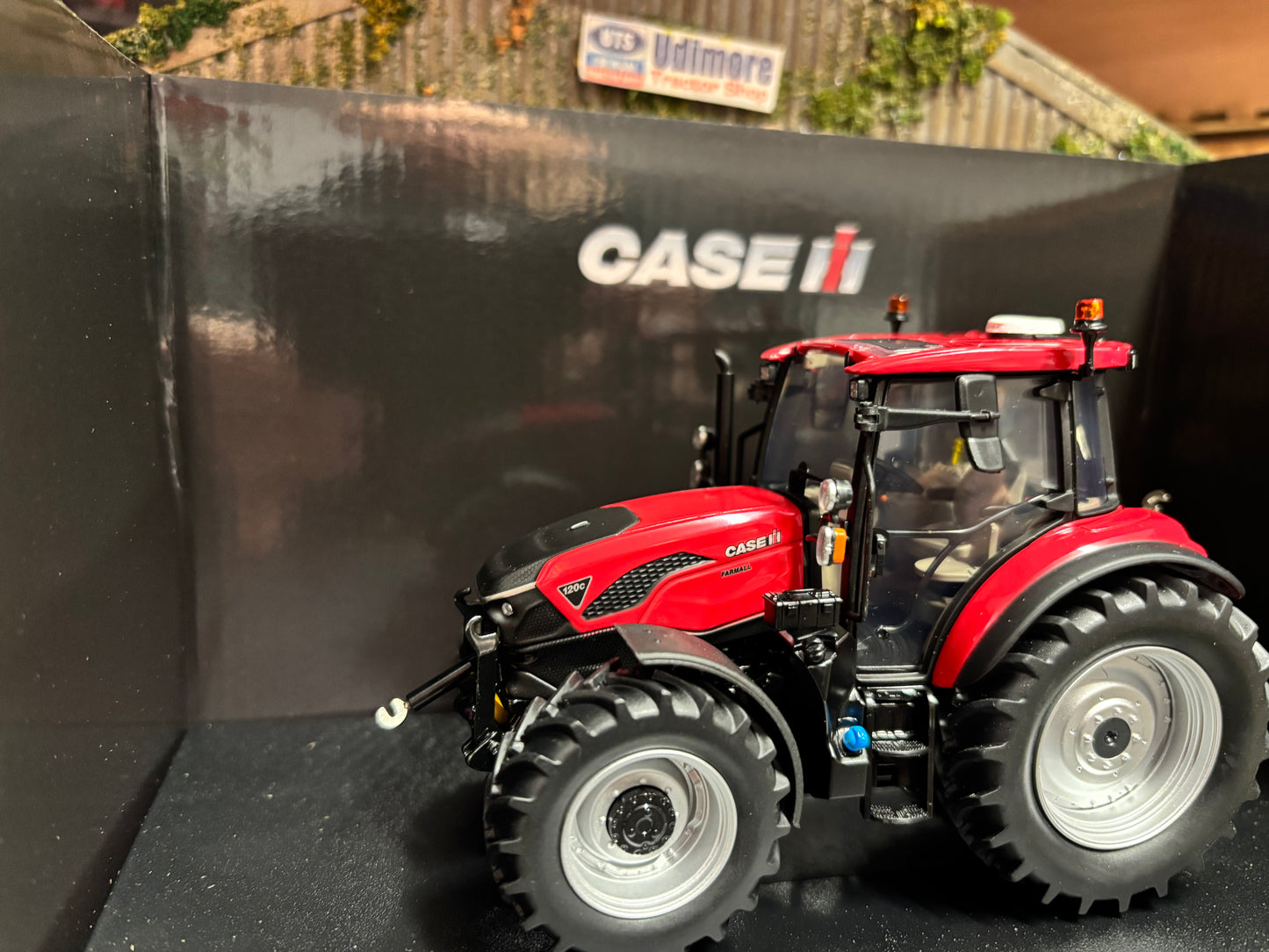 Universal Hobbies CASE IH Farmall 120C Tractor BOXED 1:32 scale UH6852