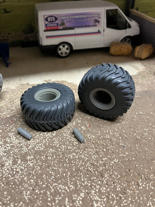 04202 pair of wheels Artisan32 farm machinery 1:32 scale Image 2