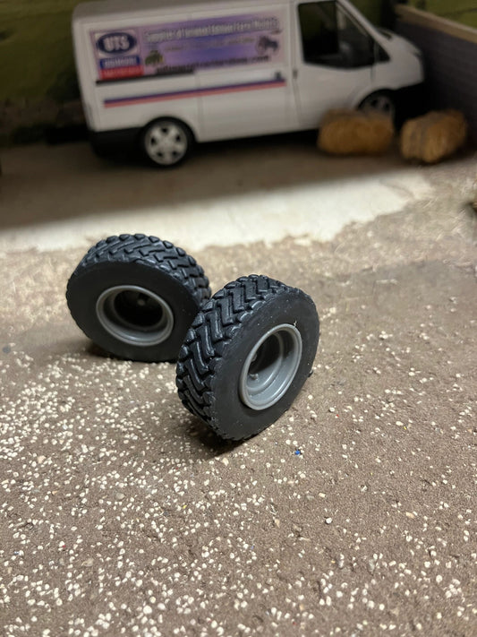 04203 pair of wheels Artisan32 farm machinery 1:32 scale Image