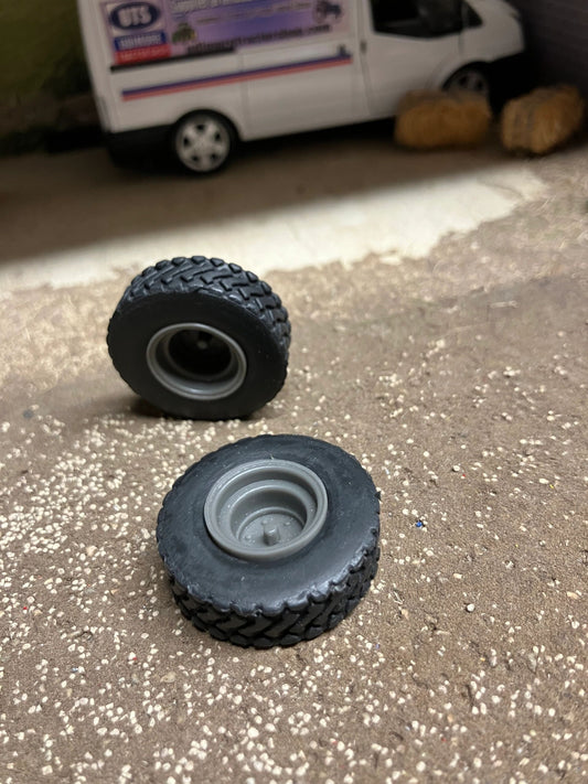 04203 pair of wheels Artisan32 farm machinery 1:32 scale Image 2
