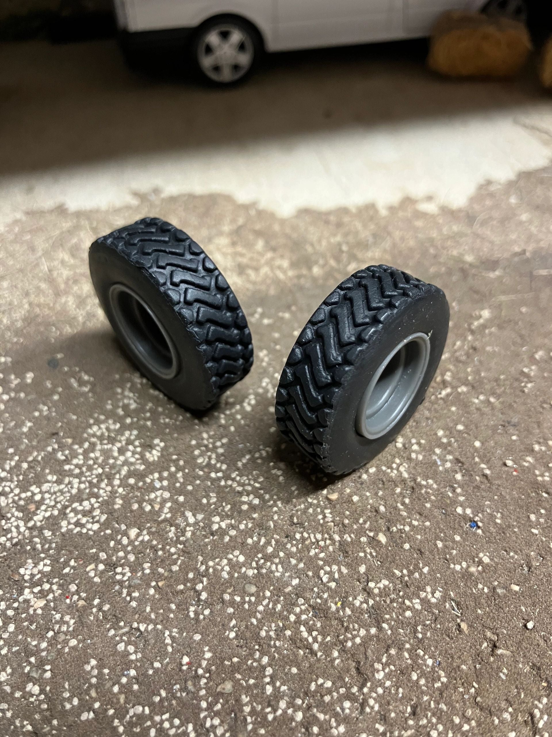 04203 pair of wheels Artisan32 farm machinery 1:32 scale Image 3
