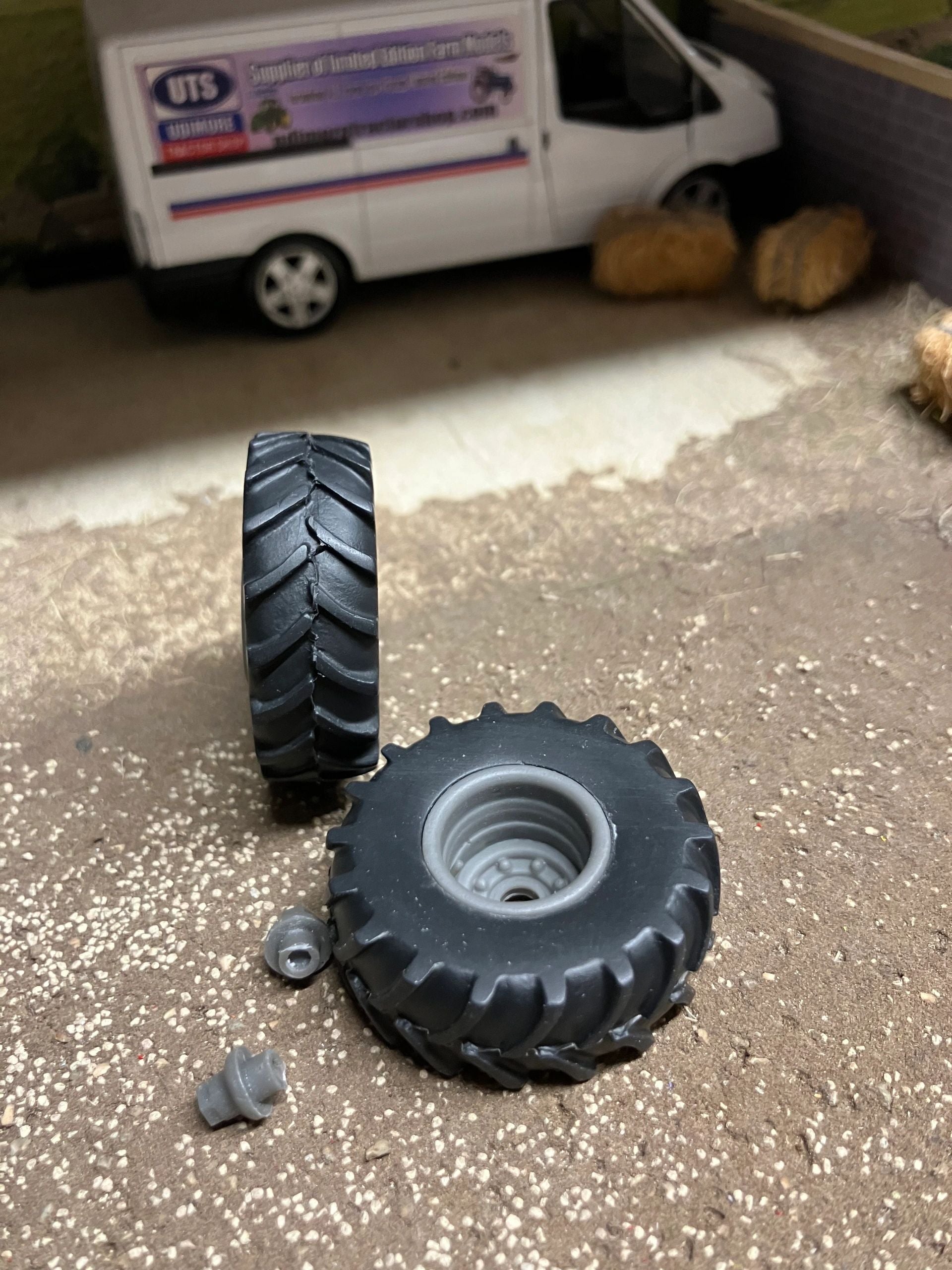 04206 pair of wheels Artisan32 farm machinery 1:32 scale Image