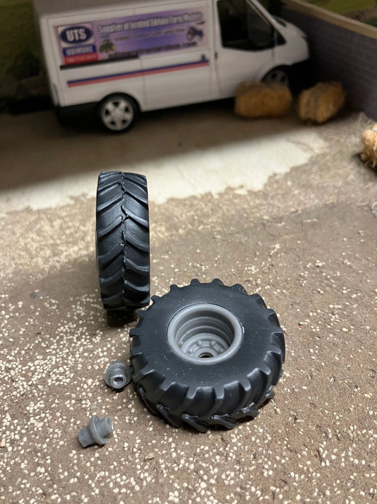 04206 pair of wheels Artisan32 farm machinery 1:32 scale Image