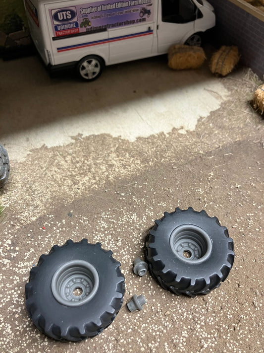 04206 pair of wheels Artisan32 farm machinery 1:32 scale Image 2