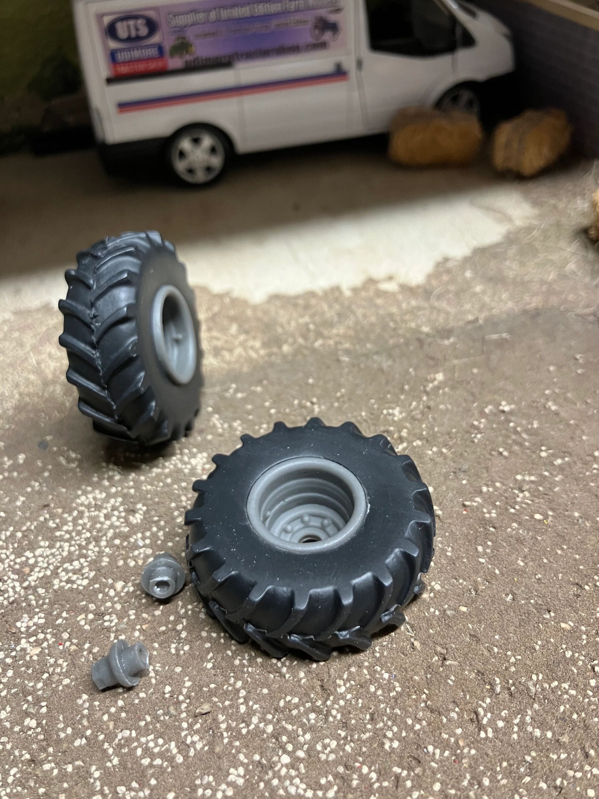 04206 pair of wheels Artisan32 farm machinery 1:32 scale Image 4