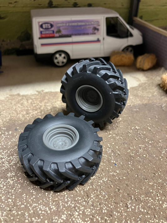 04215 pair of low pressure wheels 650 Artisan32 farm machinery 1:32 scale Image