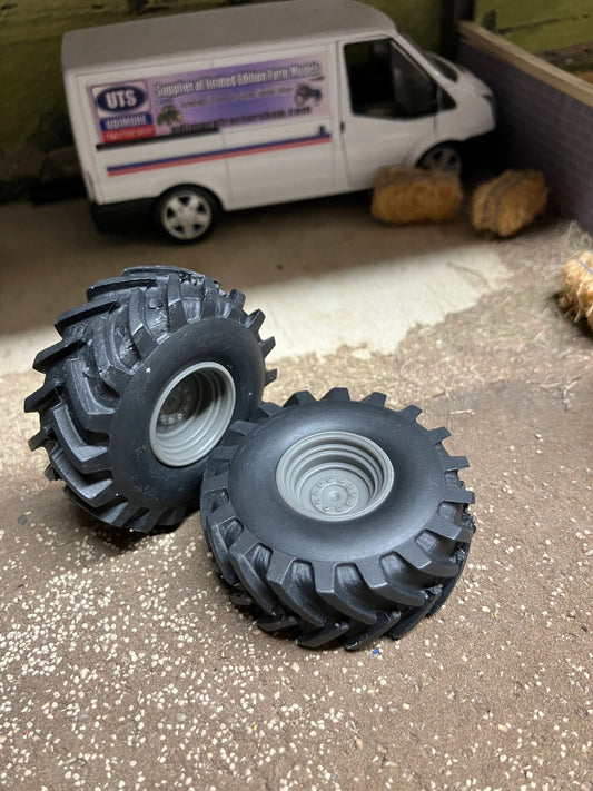 04215 pair of low pressure wheels 650 Artisan32 farm machinery 1:32 scale Image 2