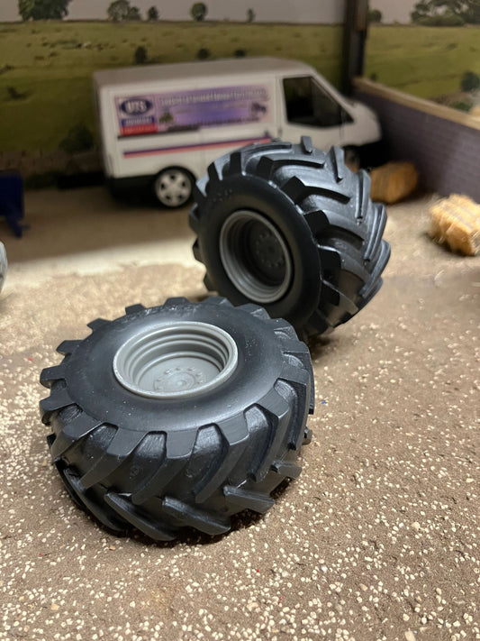 04217 pair of low pressure wheels 900 60 R32 Artisan32 farm machinery 1:32 scale Image