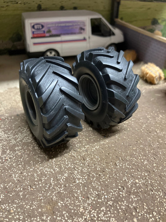04217 pair of low pressure wheels 900 60 R32 Artisan32 farm machinery 1:32 scale Image 2