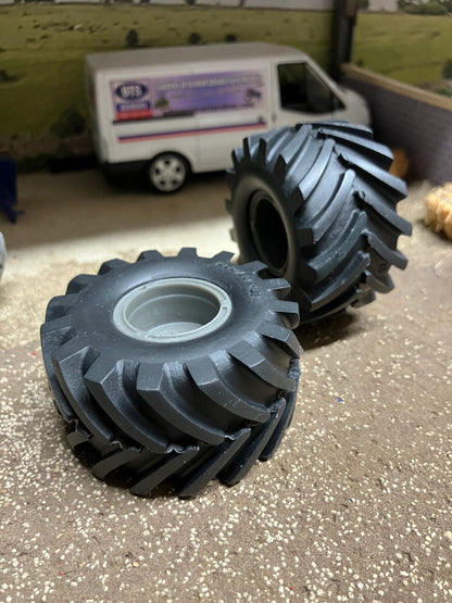 04218 pair of low pressure wheels 1050 50 R32 Artisan32 farm machinery 1:32 scale Image 2