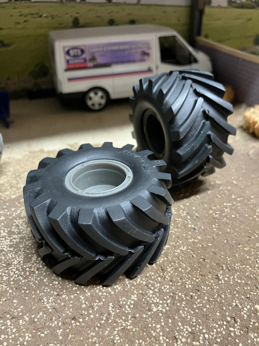 04218 pair of low pressure wheels 1050 50 R32 Artisan32 farm machinery 1:32 scale Image 2