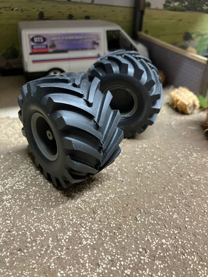 04218 pair of low pressure wheels 1050 50 R32 Artisan32 farm machinery 1:32 scale Image 3
