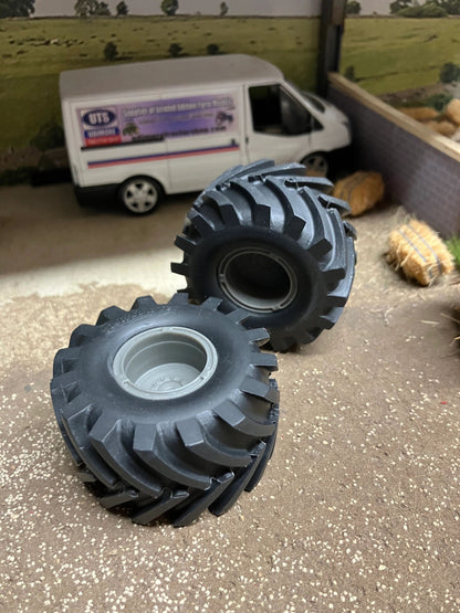 04218 pair of low pressure wheels 1050 50 R32 Artisan32 farm machinery 1:32 scale Image 4