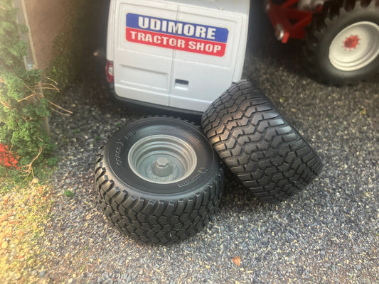 04248 Pair of Michelin BIB cargo wheels Artisan32 farm machinery 1:32 scale 710/50 R30 Image