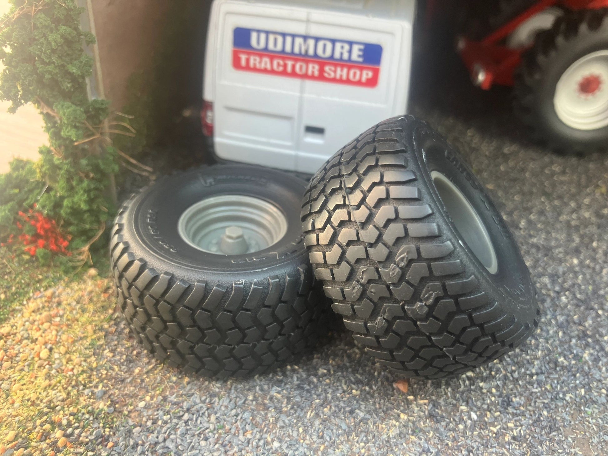 04249 Pair of Michelin BIB cargo wheels Artisan32 farm machinery 1:32 scale 850/50 R30 Image