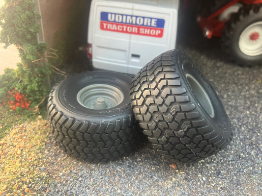 04249 Pair of Michelin BIB cargo wheels Artisan32 farm machinery 1:32 scale 850/50 R30 Image