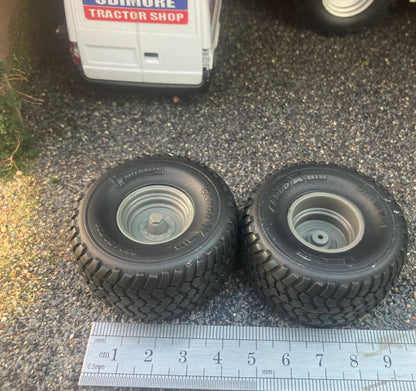 04249 Pair of Michelin BIB cargo wheels Artisan32 farm machinery 1:32 scale 850/50 R30 Image 5