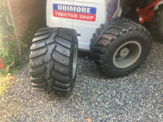 04251 Pair of Vredestein Floatation wheels Artisan32 farm machinery 1:32 scale 800/45 R30.5 Image