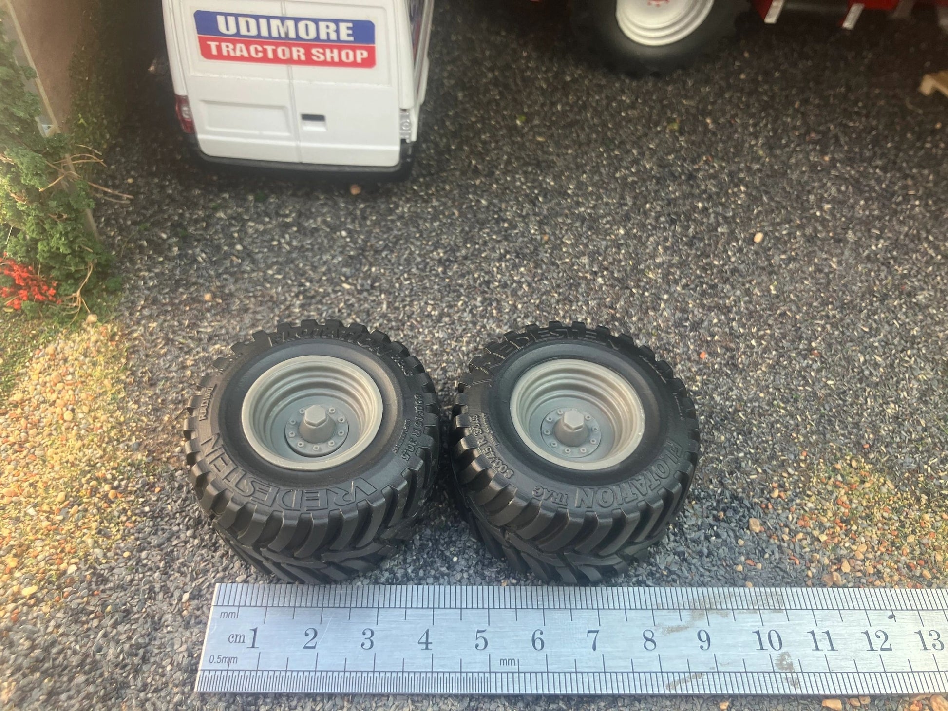 04251 Pair of Vredestein Floatation wheels Artisan32 farm machinery 1:32 scale 800/45 R30.5 Image 3