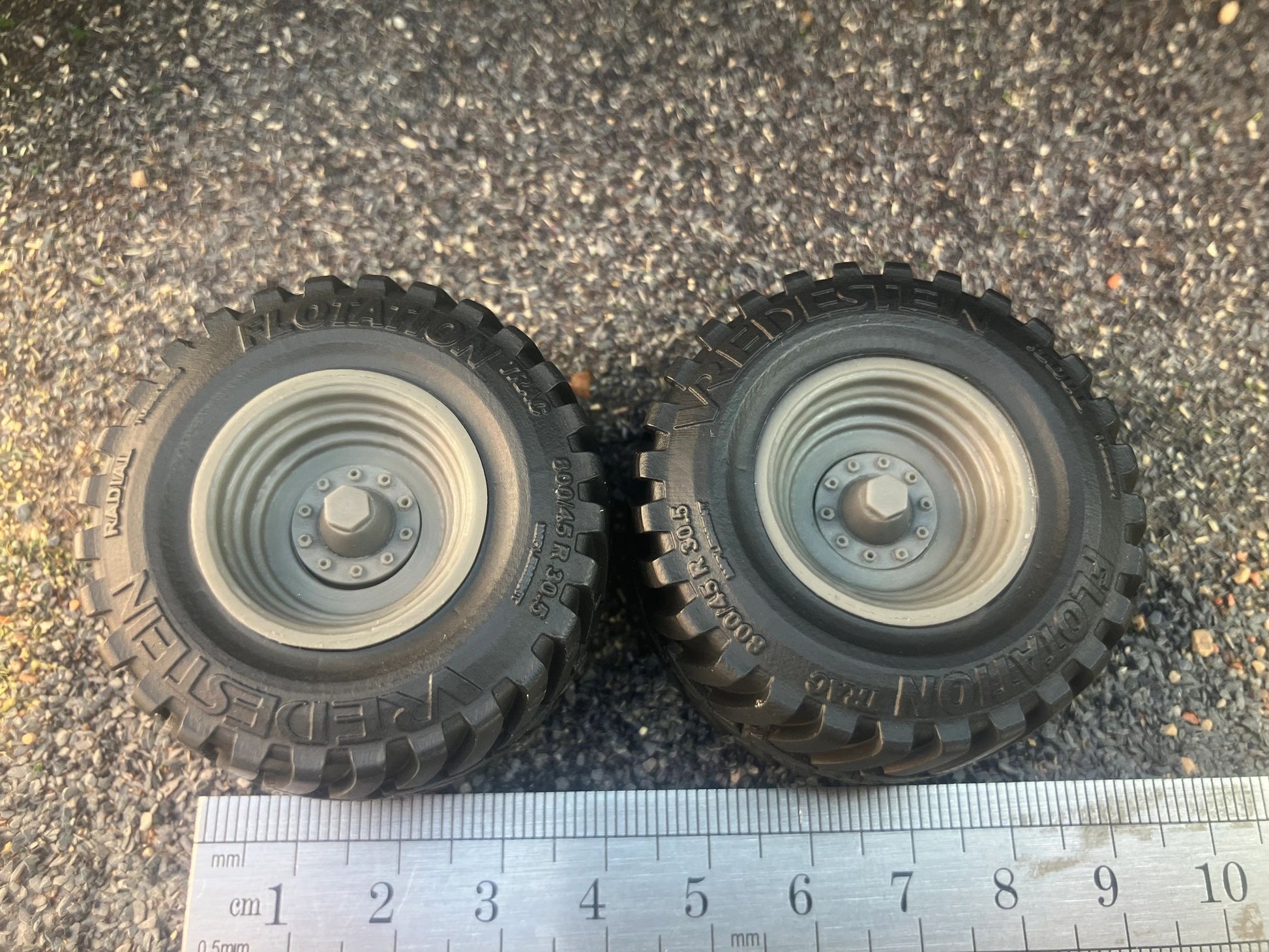 04251 Pair of Vredestein Floatation wheels Artisan32 farm machinery 1:32 scale 800/45 R30.5 Image 4