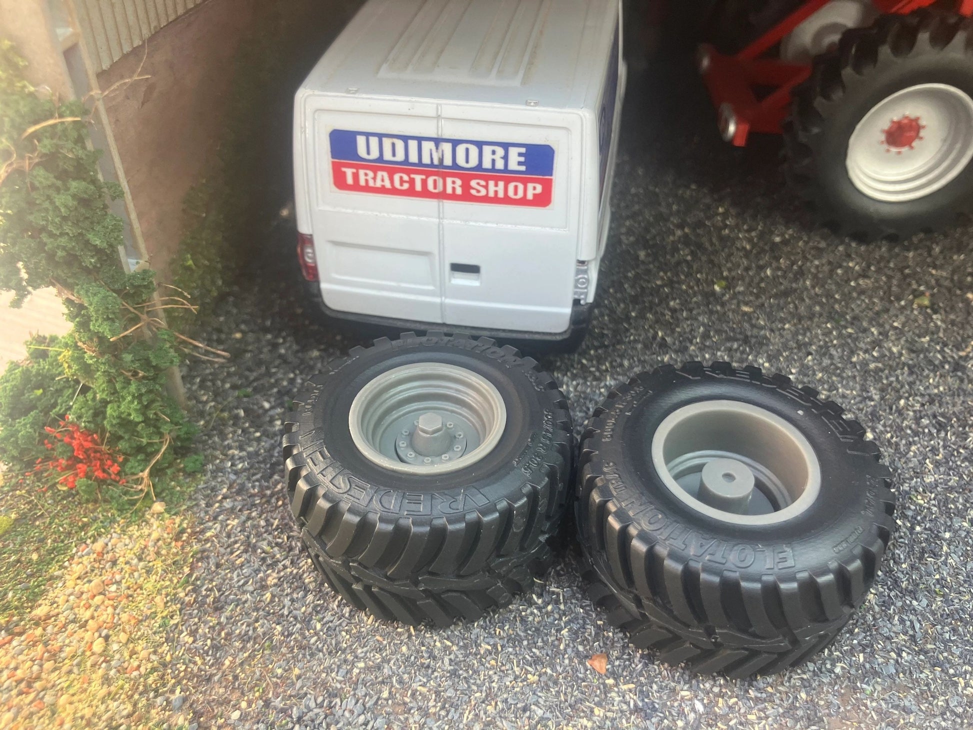 04251 Pair of Vredestein Floatation wheels Artisan32 farm machinery 1:32 scale 800/45 R30.5 Image 5