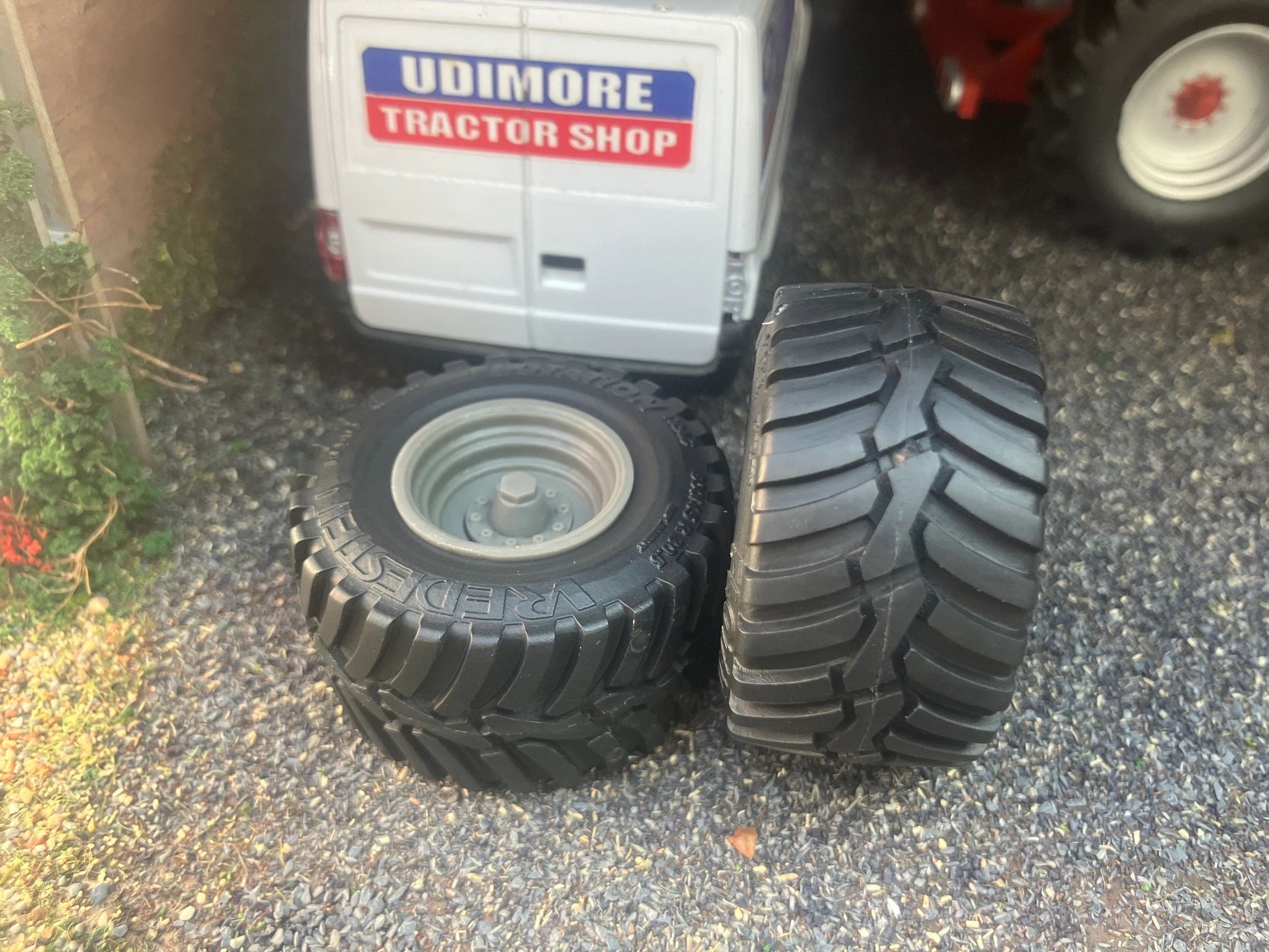 04251 Pair of Vredestein Floatation wheels Artisan32 farm machinery 1:32 scale 800/45 R30.5 Image 6