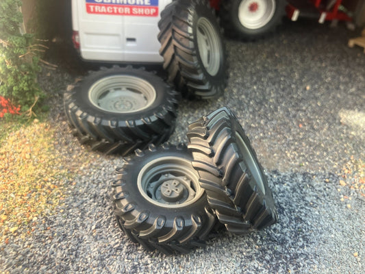 04261 Set of 4 Tractor wheels Artisan32 farm machinery 1:32 scale Image