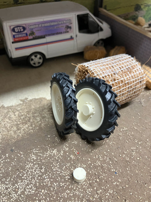 04264MS B pair of White narrow row crop wheels 48mm Artisan32 farm machinery 1:32 scale Image