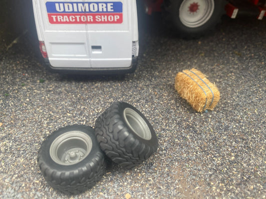 04286 Set of 2 Flatbed Trailer wheels 28mm x 14mm Type 7 Artisan32 farm machinery 1:32 scale Image