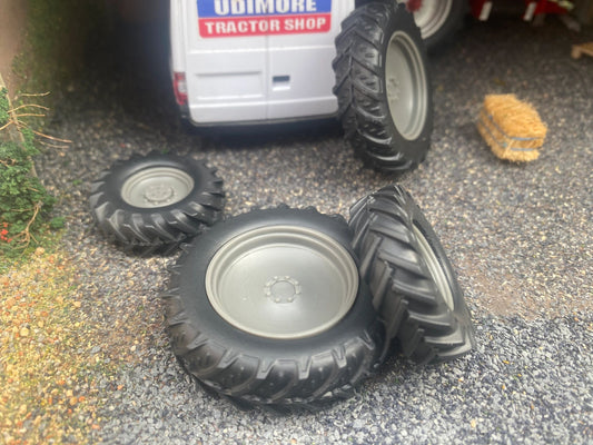 04294 Set of 4 Tractor wheels Artisan32 farm machinery 1:32 scale Image
