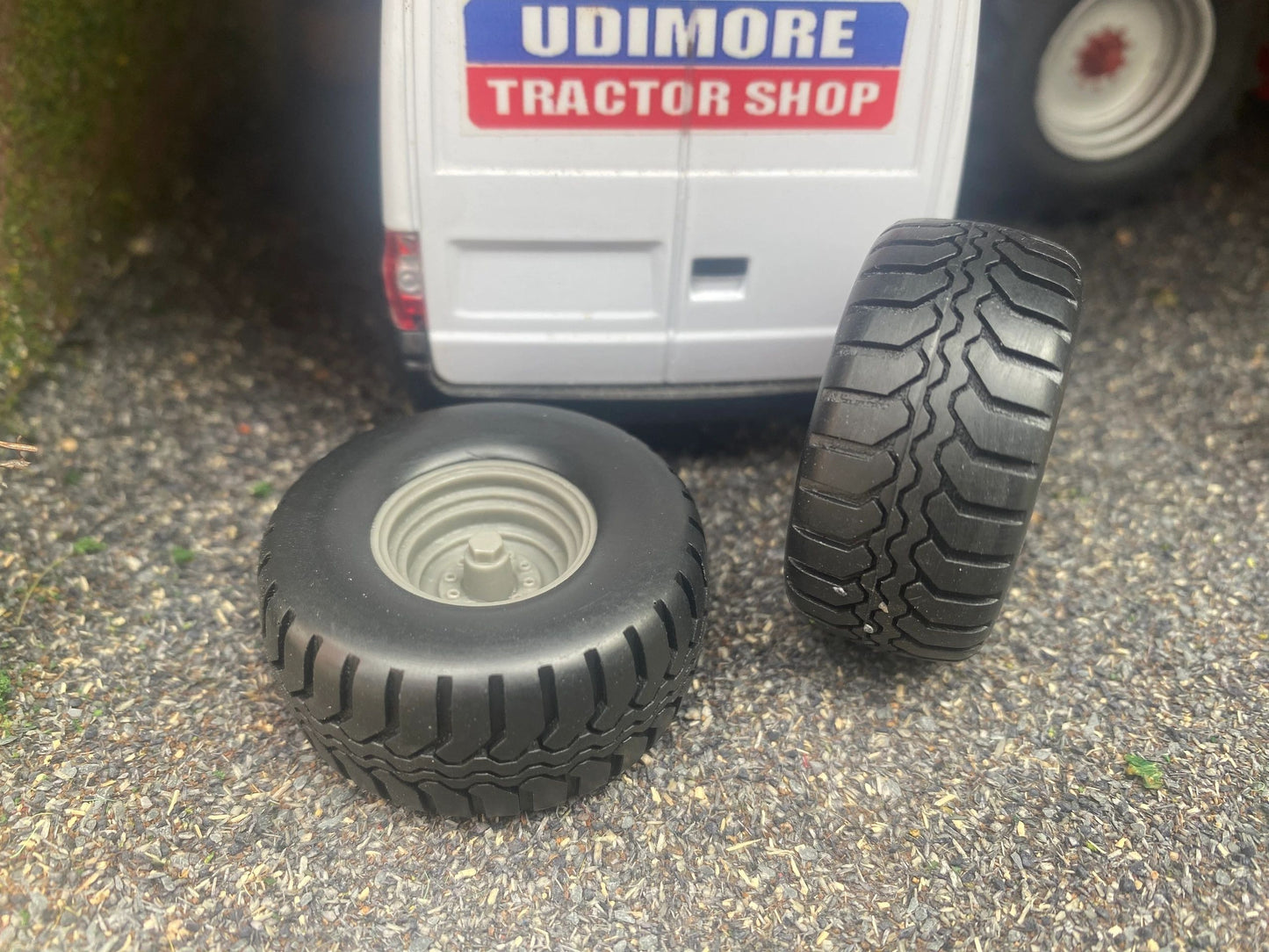 04297 Set of 2 wheels Artisan32 farm machinery 1:32 scale Image 3