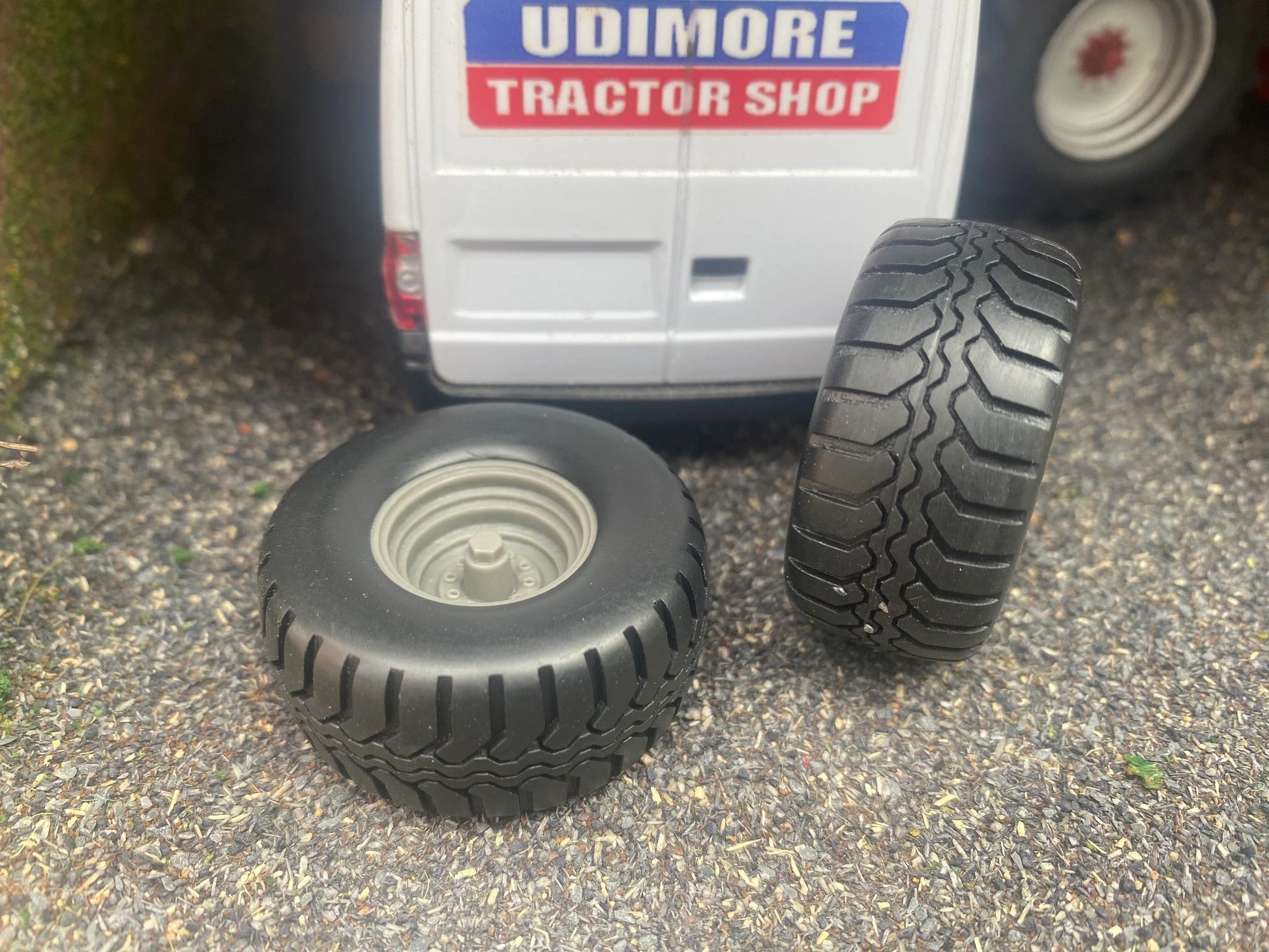 04297 Set of 2 wheels Artisan32 farm machinery 1:32 scale Image 3