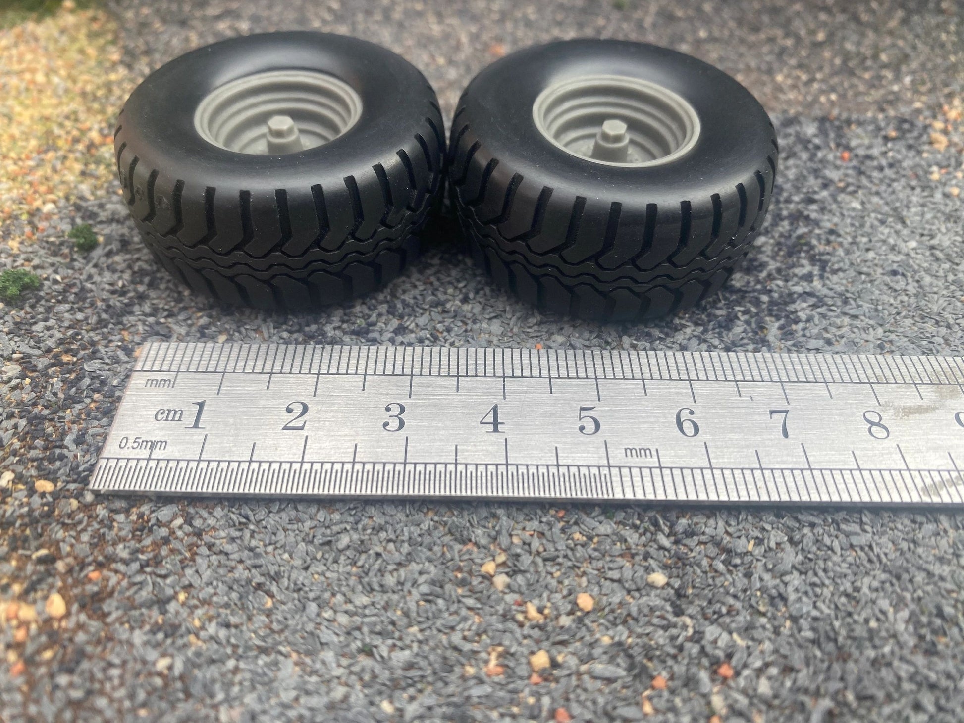 04297 Set of 2 wheels Artisan32 farm machinery 1:32 scale Image 4